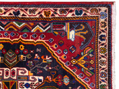 Tapijtrand met sierboord, rood-blauw patroon en witte franjes, detailweergave