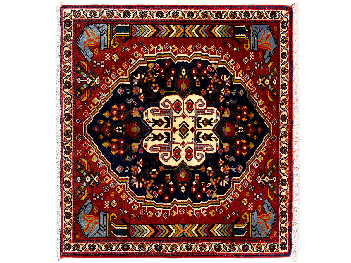 Poshti-tapijt 65x61 cm met rode rand, donker centraal motief en kleurrijke ornamenten