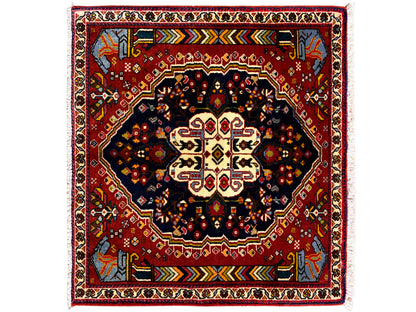 Poshti-tapijt 65x61 cm met rode rand, donker centraal motief en kleurrijke ornamenten