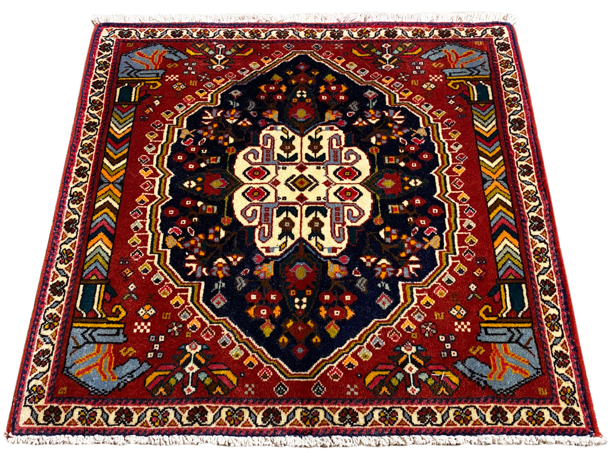 Poshti-tapijt 65x61 cm, gedraaide foto: rood randontwerp met donker medaillon