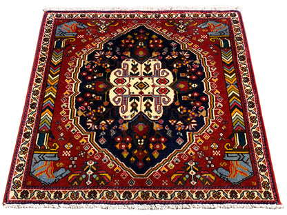Poshti-tapijt 65x61 cm, gedraaide foto: rood randontwerp met donker medaillon