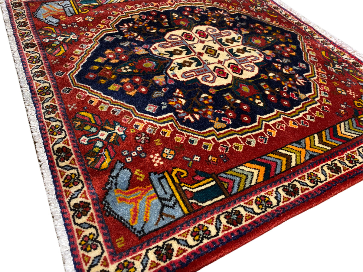 Poshti-tapijt 65x61 cm detailweergave: rood veld, blauw-zwart ornament, contrasterende randen