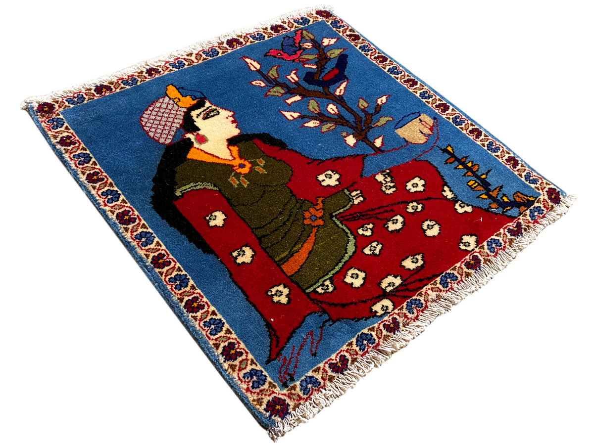 Poshti-tapijt 65x63 cm, diagonaal motief van een figuur en een boom, blauwe en rode kleurvlakken