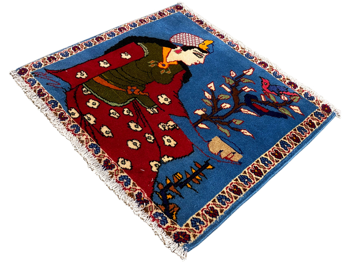 Poshti-tapijt 65x63 cm in schuin perspectief, figuur, rood gewaad en blauwe ornamenten