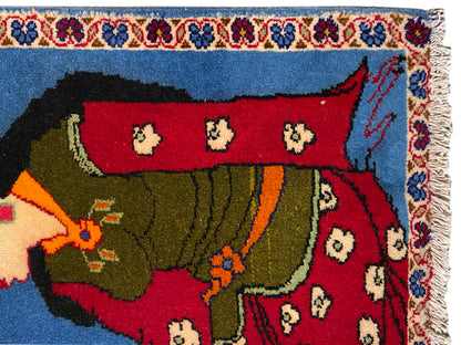 Poshti-tapijt 65x63 cm close-up: figuur met groen gewaad, rood veld en franjerand