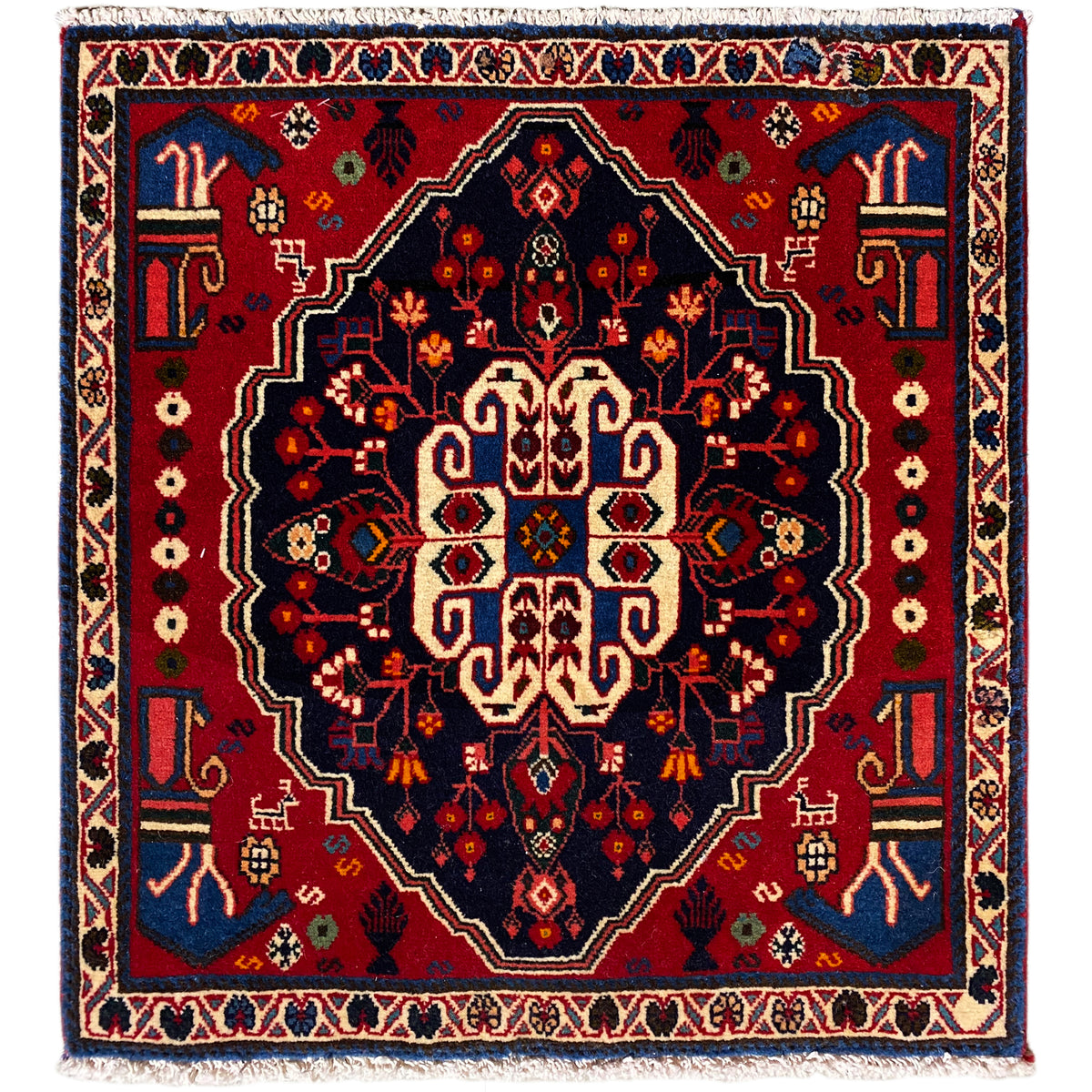 Vierkant vloerkleed met rood, blauw en beige ornamentpatroon, 68x64 cm