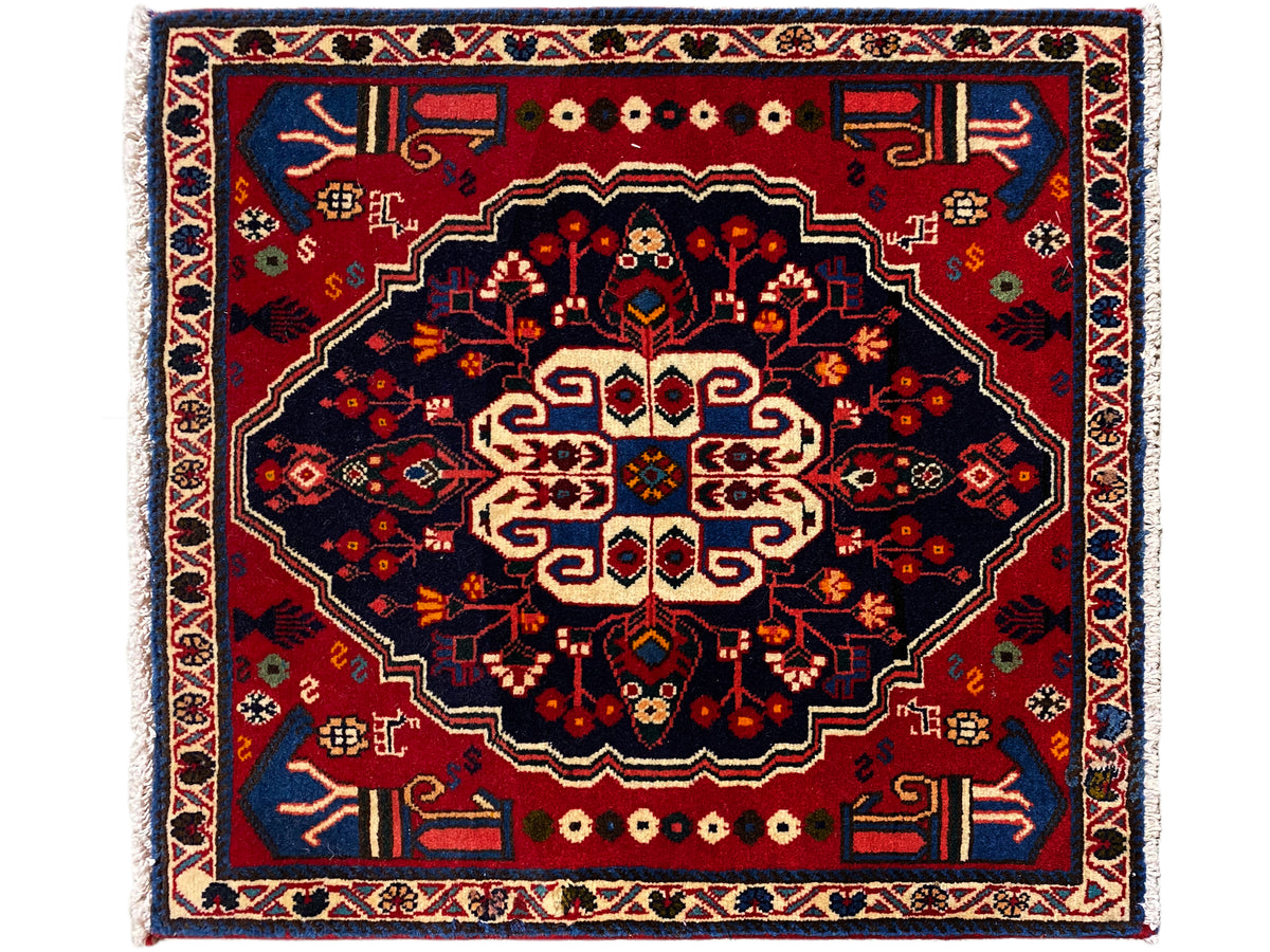 Tapijt in rood en donkerblauw met groot centraal ornament, vierkant, 68x64 cm