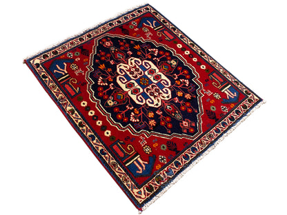 Tapijt in diamantpatroon: rood patroondeel met blauwe rand en ornamenten