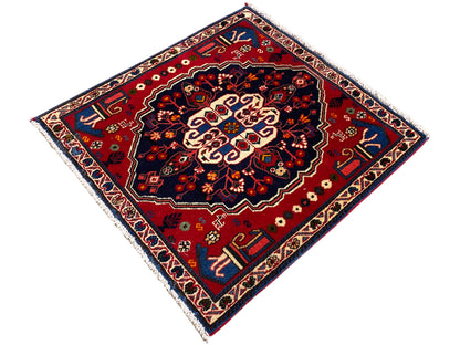 Vierkant tapijt met rood midden, blauwe rand en een fijne sierband