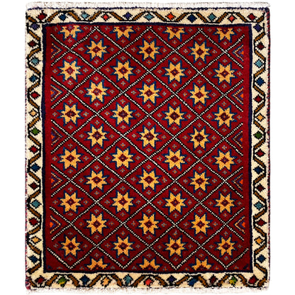 Vierkant tapijt met rode basis en veelkleurig geometrisch sterpatroon