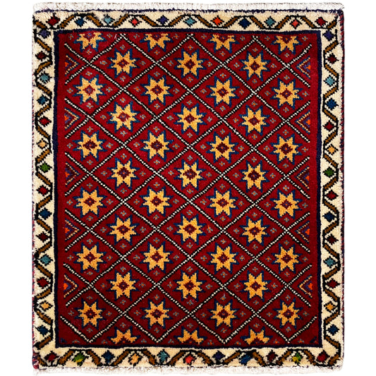 Vierkant tapijt met rode basis en veelkleurig geometrisch sterpatroon
