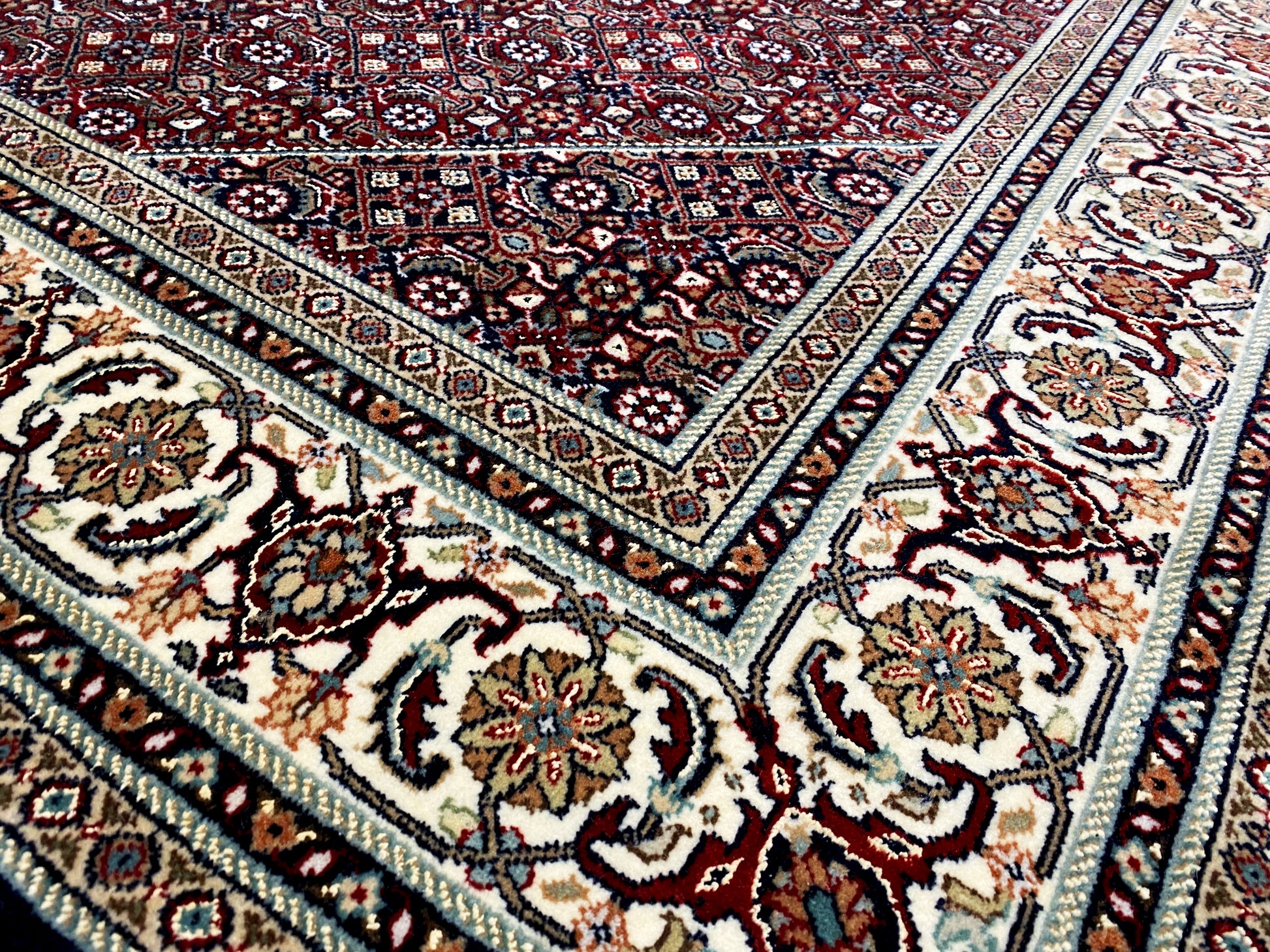 Bidjar Teppich orientalisch, dichtes Muster und cremefarbene Akzente