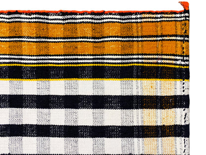 Esszimmer hochwertiger Jajim Teppich handgewebt in Schwarz-Weiß