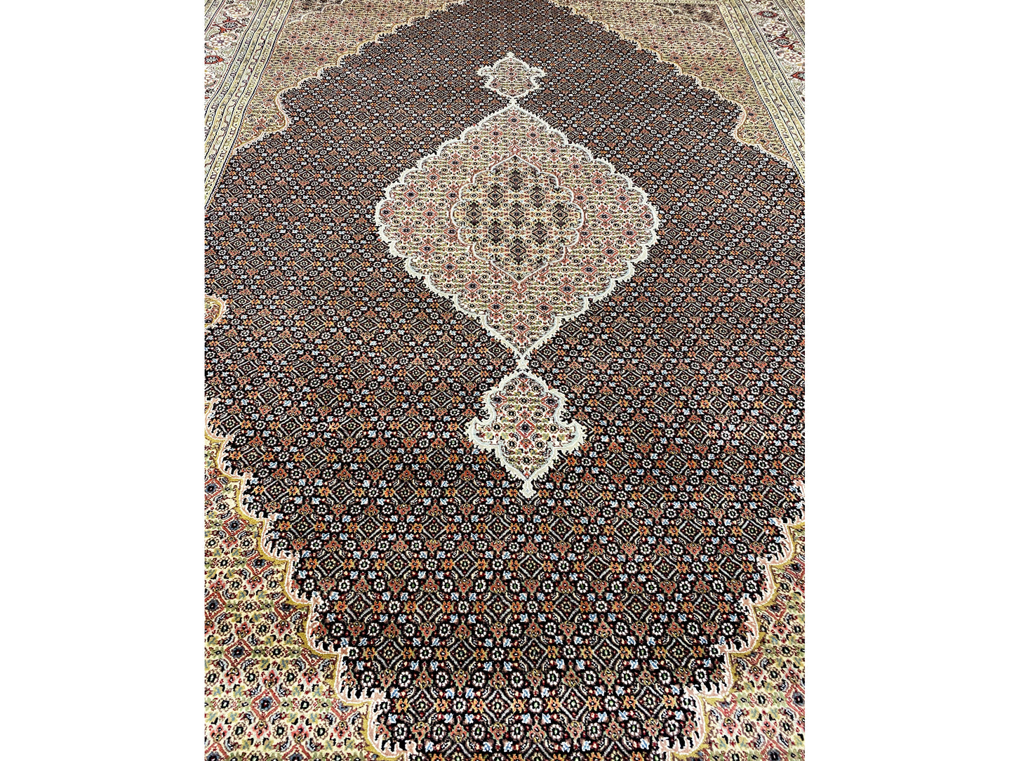 Edler Indo Tabriz Teppich aus Wolle und Seide mit orientalischem Medaillon in Braun