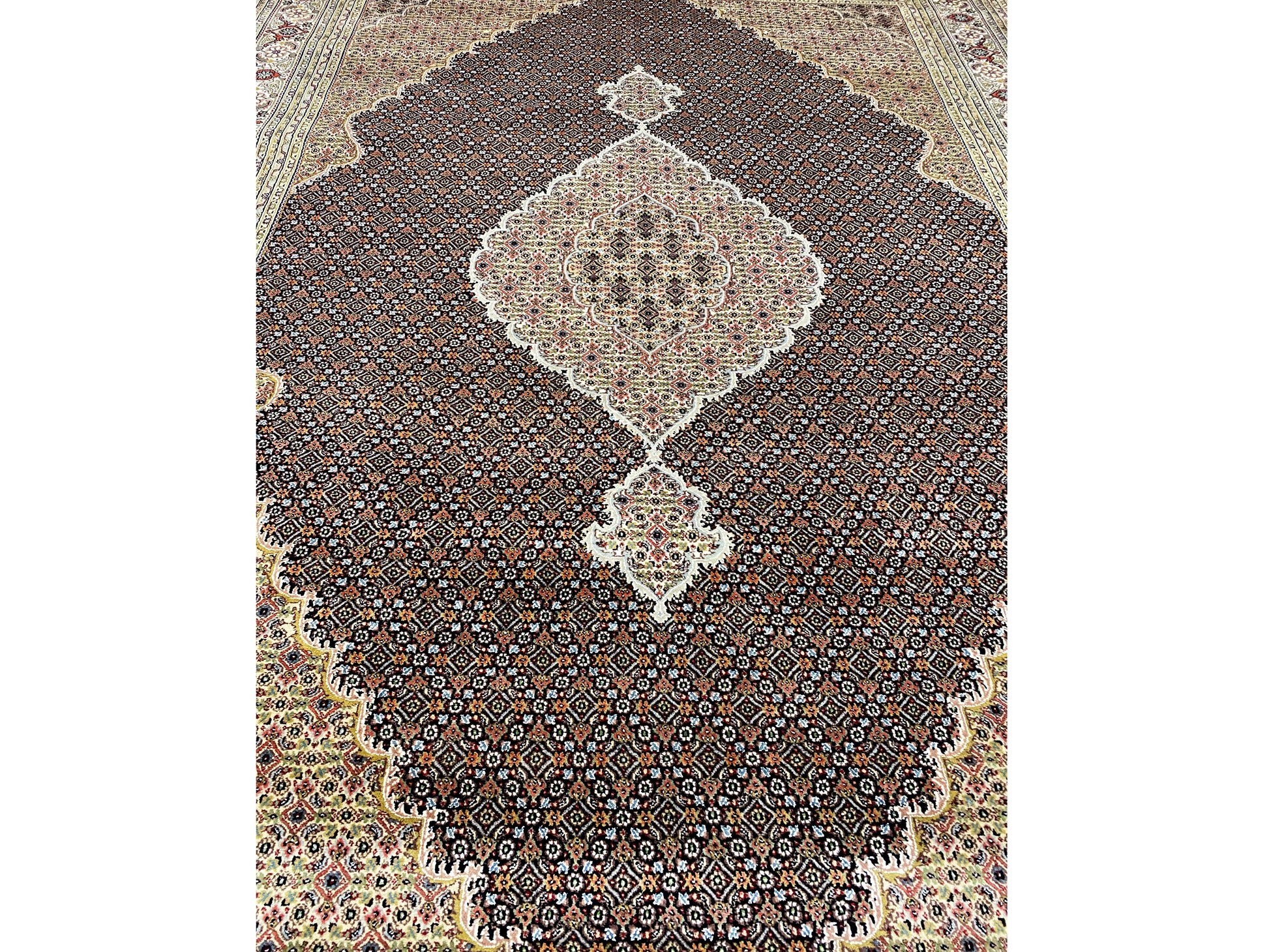 Edler Indo Tabriz Teppich aus Wolle und Seide mit orientalischem Medaillon in Braun